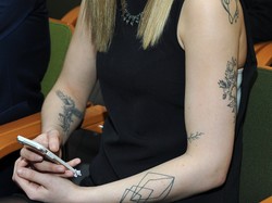 Piękna twarz schodzi na drugi plan, gdy widzi się TO! Pola Kukiz szokuje tatuażami