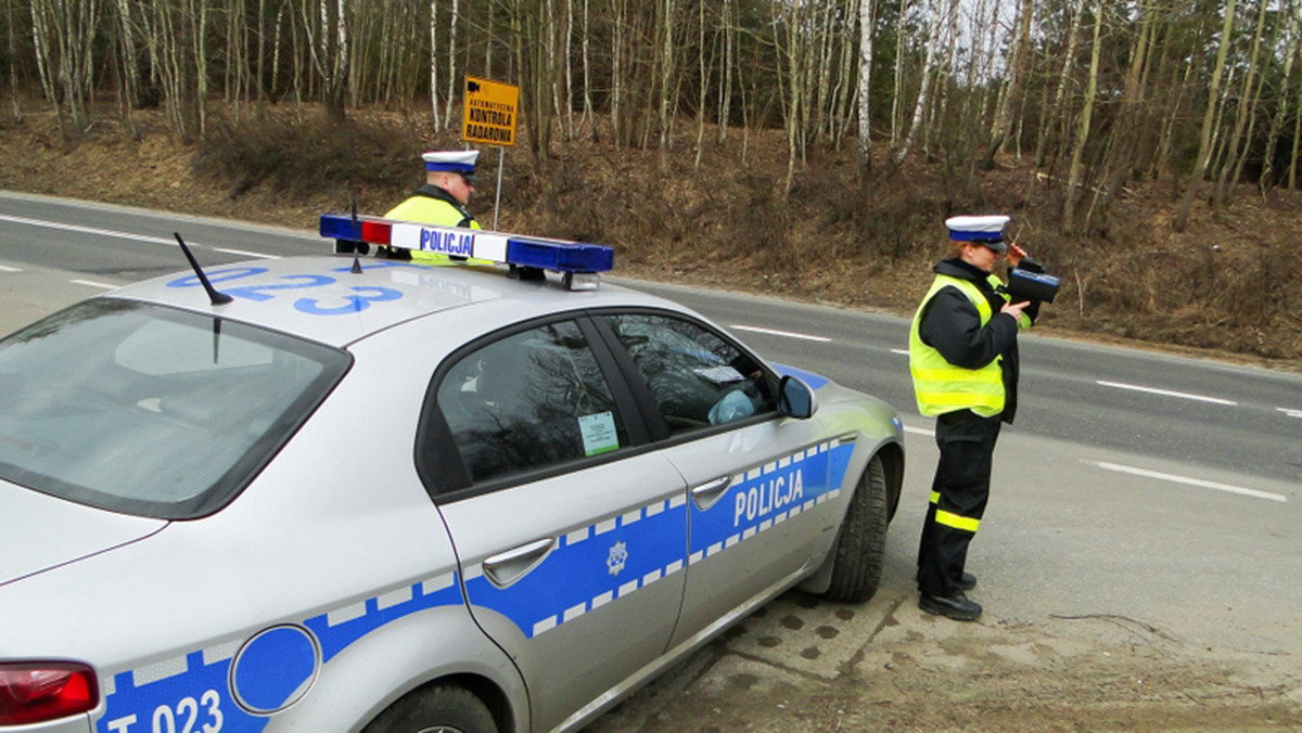 Długi weekend majowy to dla wielu Polaków czas, który wykorzystają na odpoczynek. Nad bezpieczeństwem podróżujących jak co roku będą czuwać policjanci ruchu drogowego. Od piątku w całym kraju będzie więcej patroli na drogach.
