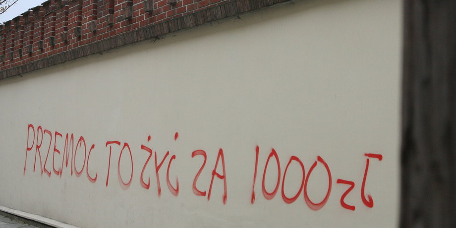 Prowokacyjny napis na murze w Krakowie, odnoszący się do problemu niskich wynagrodzeń w Polsce