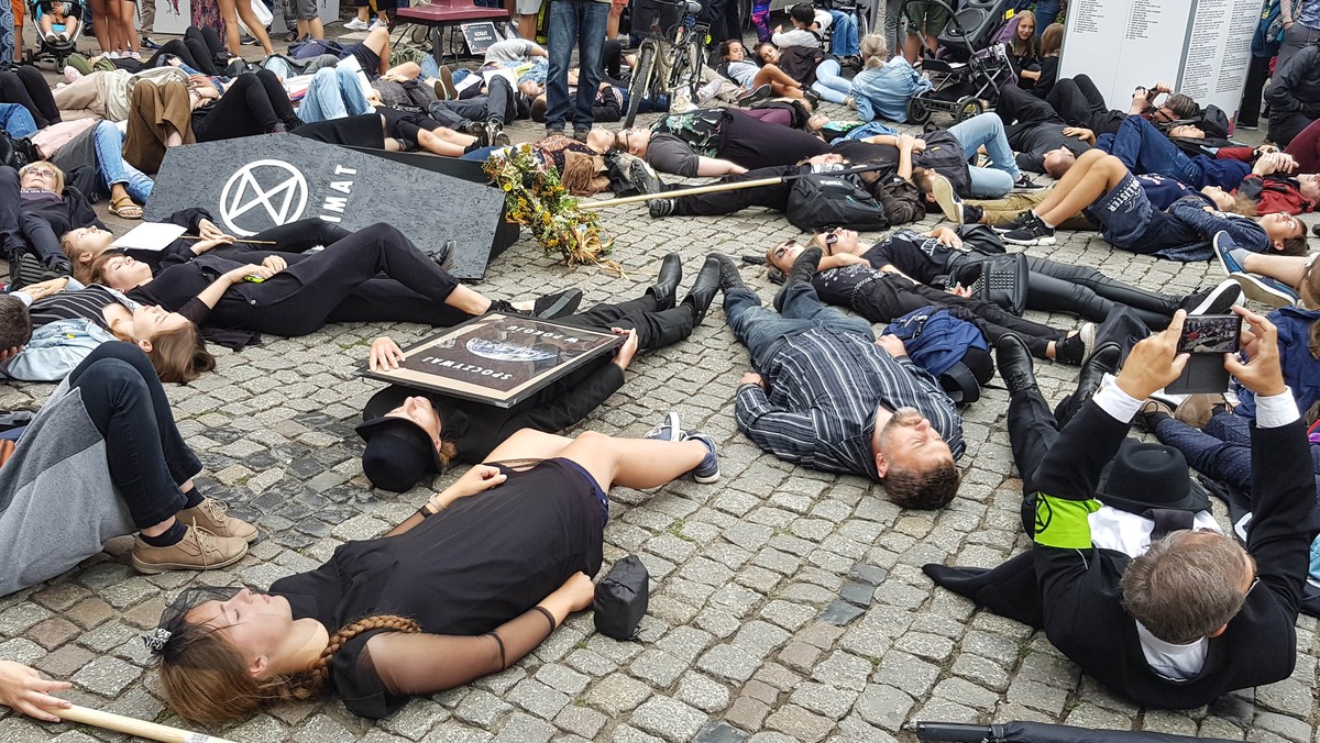 "Pogrzeb Ziemi" w Gdańsku. Proekologiczna manifestacja w centrum miasta