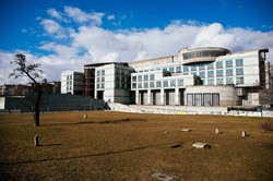 Słynny szkieletor przestanie straszyć w Warszawie. Co powstanie zamiast niego?