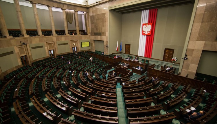 PiS znów na prowadzeniu, Trzecia Droga znika. Wstrząs w nowym sondażu IBRiS