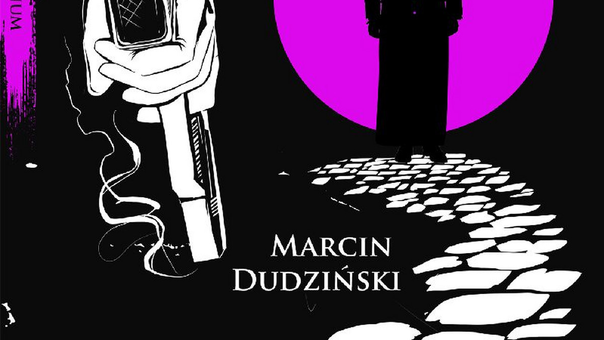 — Czy jest to książka o Kościele? Jak najbardziej. Czy pojawia się tam biskup, który jest de facto złym człowiekiem? Bez dwóch zdań. Ale czy jest to próba diagnozy kondycji polskiego Kościoła? Nie. Ta książka to historia o mieście i ludziach piastujących kluczowe stanowiska. To historia o tym, że nasza życiowa ucieczka może być czasem ucieczką do Boga, udaną, bądź nieudaną — mówi Marcin Dudziński, autor powieści kryminalnej "Przeciwko bratu".