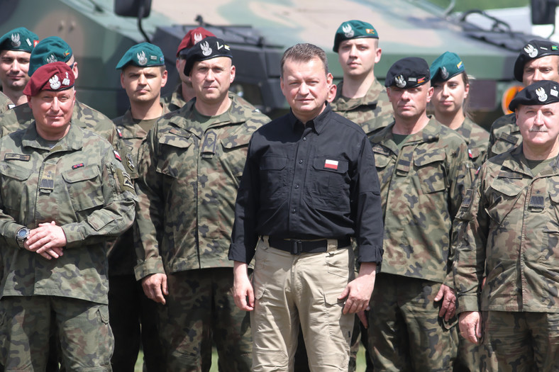 Mariusz Błaszczak w obozowisku 1. Brygady Artylerii w Narewce, 23.06.2023.
