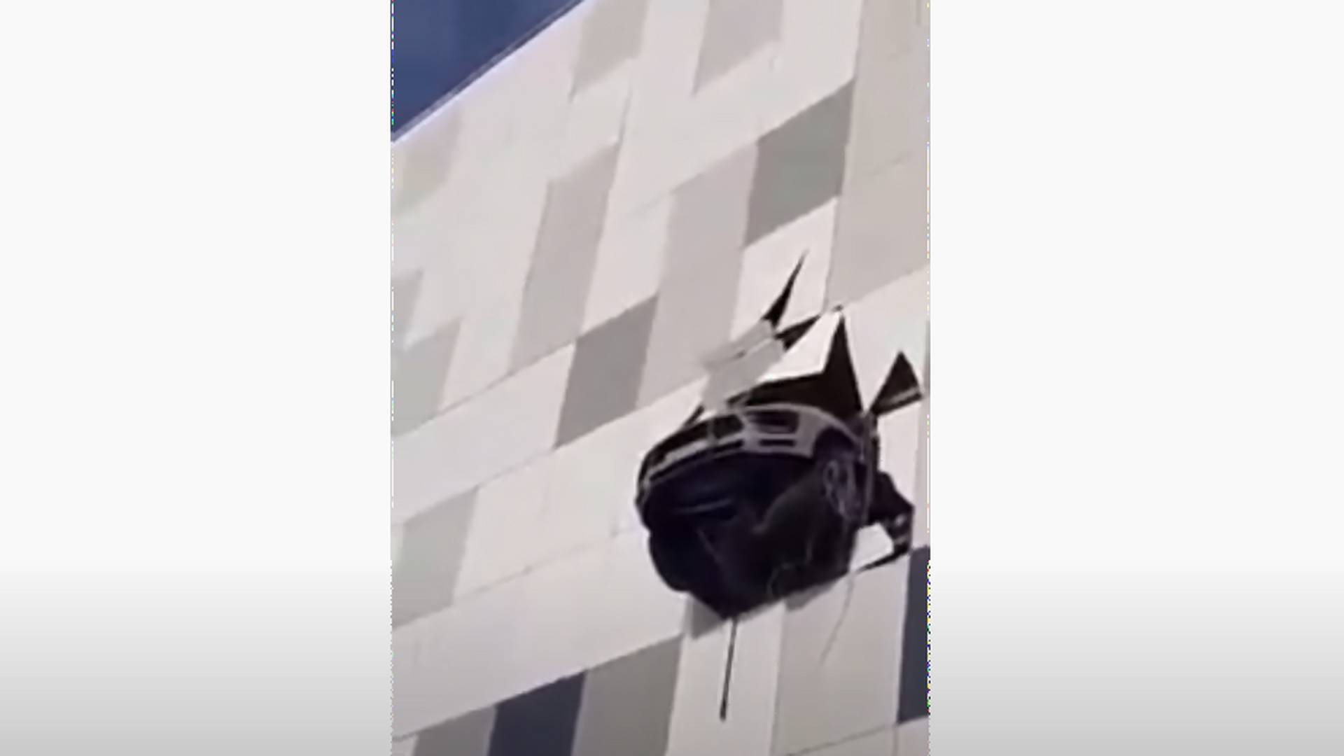 A "szentlélek tartotta" a Porsche Macan-t, ami majdnem kizuhant egy parkolóház épületéből - videó