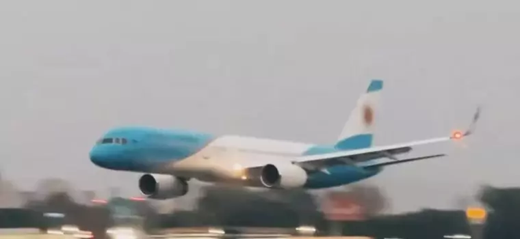 Widowiskowy lot ogromnego Boeinga. Samolot niemal dotykał ziemi [WIDEO]