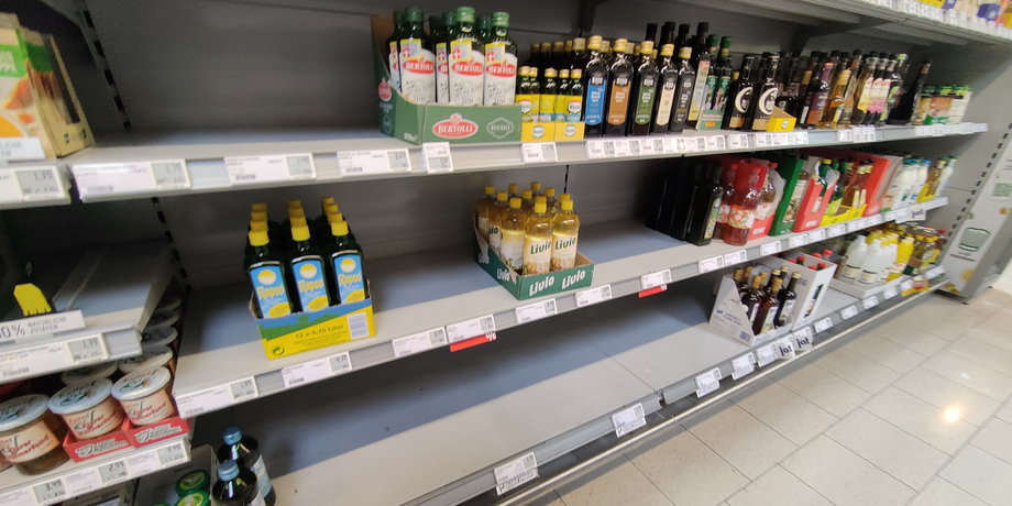 Niemcy zmagają się z wysoką inflacją, ale też z coraz bardziej pustymi półkami w sklepach.