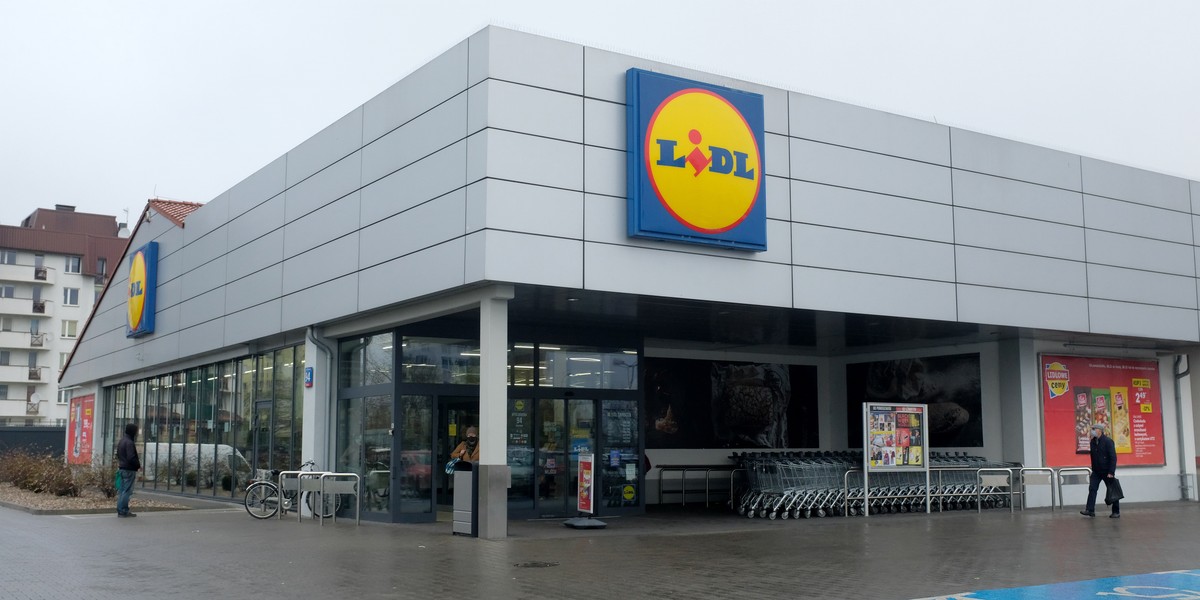 Lidl kusi klientów obniżką cen popularnych piw w puszce.