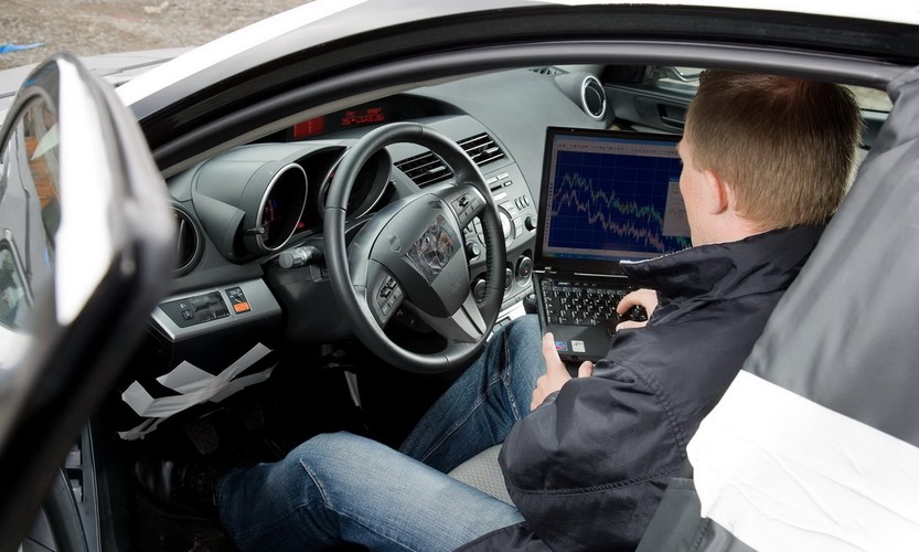 W Europie, zarówno sedana jak i hatchbacka, będzie można zażyczyć sobie ze 140-konnym motorem benzynowym 2.0 lub 170-konnym turbodieslem 2.2 l