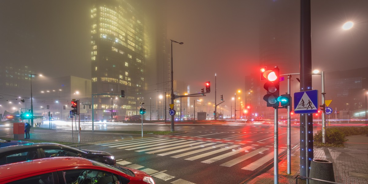 Smog to jeden z głównych problemów Warszawy. Na zdjęciu zasnute zanieczyszczeniem powietrze w pobliżu Ronda ONZ. Koszt budowy nowych chodników to ponad 5 mln zł. Pierwszy antysmogowy chodnik powstał jako eksperyment przy rondzie Daszyńskiego.