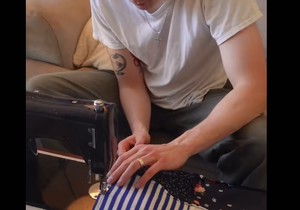 Dizajner pravi jaknu od stare garderobe