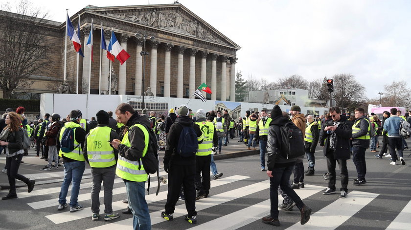 Jeden z demonstrantów w Paryżu stracił rękę