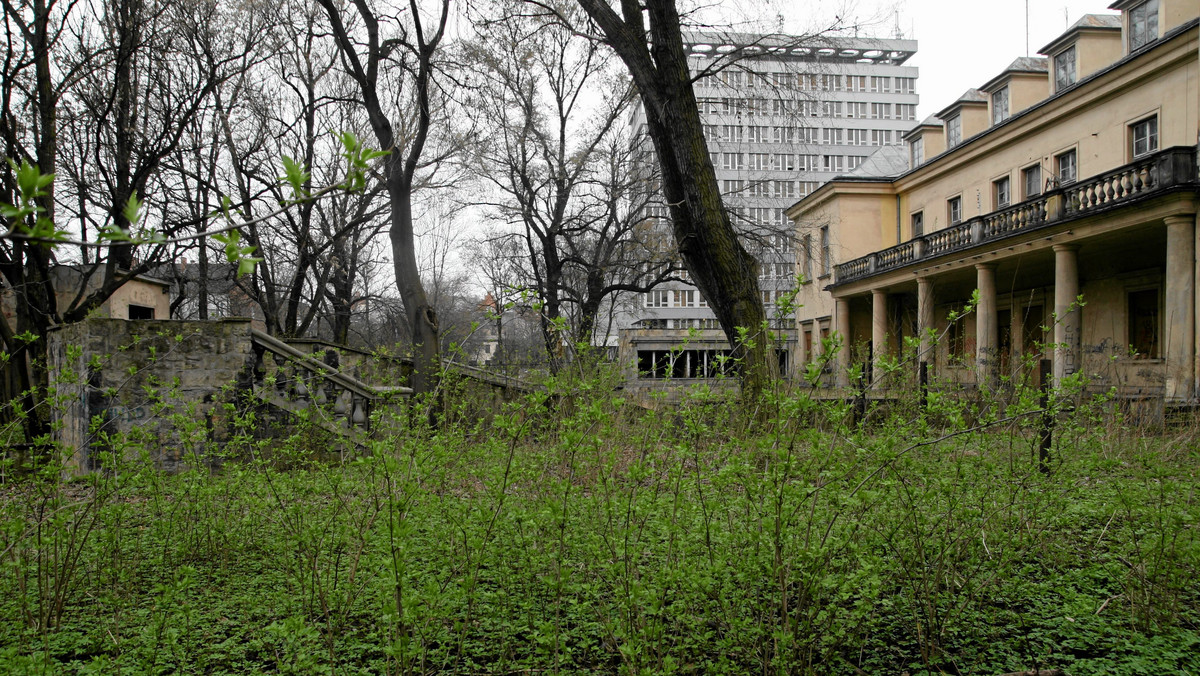 Niewykluczone, że park Jalu Kurka, znajdujący się w centrum Krakowa zostanie zabudowany. To teren zielony przy ulicy Szlak, obok dworca PKP i pałacu Tarnowskich, w którym kiedyś mieściło się Radio Kraków. Park należy do księży Salwatorianów i jest zamknięty dla mieszkańców.