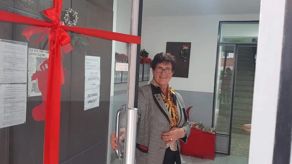 Svetlana u ulazu u svoju zgradu.