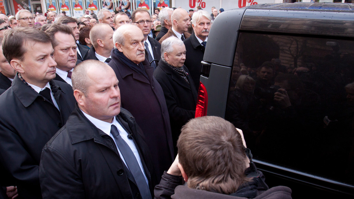 Szef klubu PiS Mariusz Błaszczak uważa, ze pozycja Joanny Kluzik-Rostkowskiej w PiS "jest marginalna". We wtorkowym oświadczeniu napisał, że "wykorzystywanie popularności do publicznego atakowania prezesa PiS jest ze wszech miar naganne". Kluzik-Rostkowska nie zgadza się z zarzutami Błaszczaka.