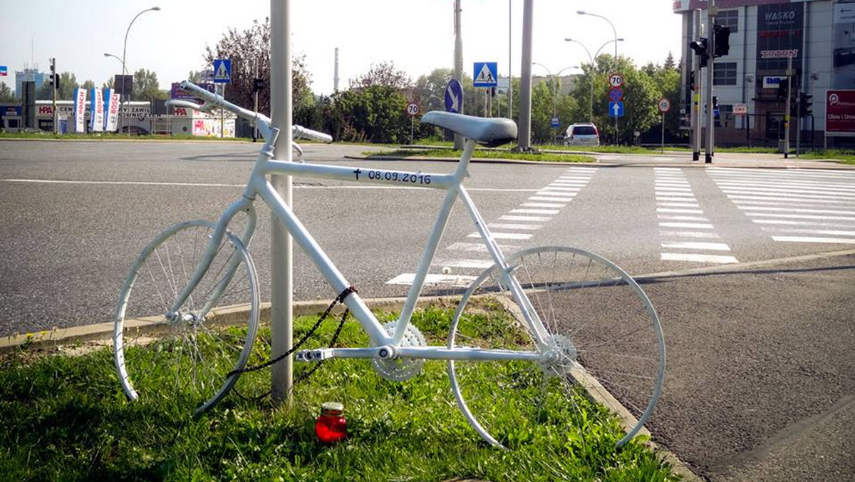 Biały Rower, tzw. Ghost Bike, ustawili rzeszowscy rowerzyści na skrzyżowaniu al. Batalionów Chłopskich z ul. Przemysłowej. Rower upamiętnia 46-letnią kobietę, która została tam śmiertelnie potrącona przez kierowcę ciężarówki.