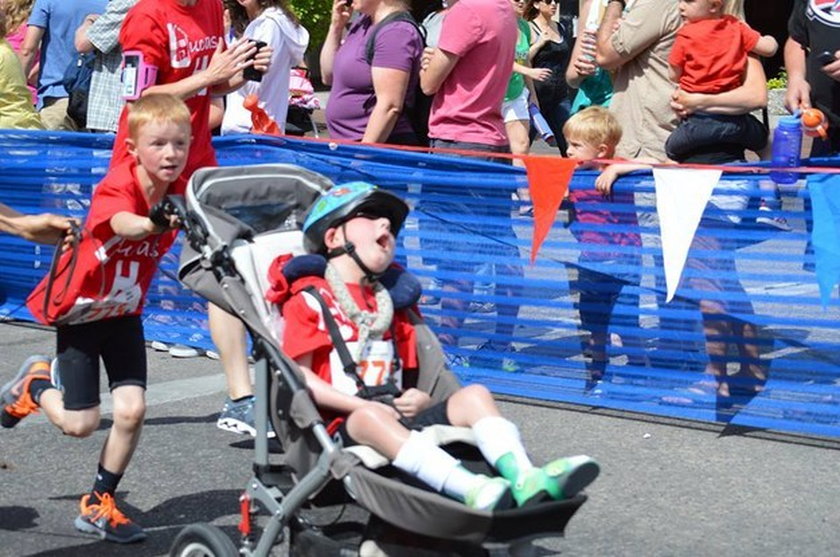 Noah przebiegł kilometr pchając przed sobą wózek z bratem