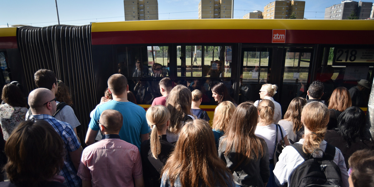 metro wierzbno przystanek tłum