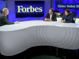 "Forbes. Ludzie. Pieniądze" - program prowadzi Paweł Zielewski (z lewej). Dyskutują Filip Kowalik (z prawej) i Piotr Karnaszewski (w środku)