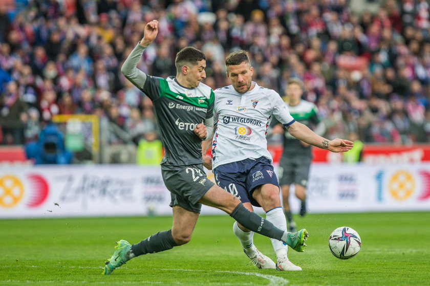 Podolski urodził się w Gliwicach i ma wielki sentyment do Górnika, ale na pewno nie będzie chciał za wszelką cenę grać w ligowym średniaku.