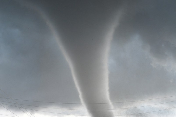 "TORNADO" U BANATU Veliki crni vrtlog šokirao meštane Kovačice: Peščana oluja napravila haos (VIDEO)