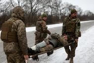 Ukraińscy sanitariusze ewakuują żołnierza rannego w walkach pod Sołedarem