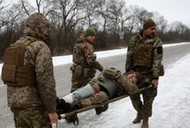 Ukraińscy sanitariusze ewakuują żołnierza rannego w walkach pod Sołedarem