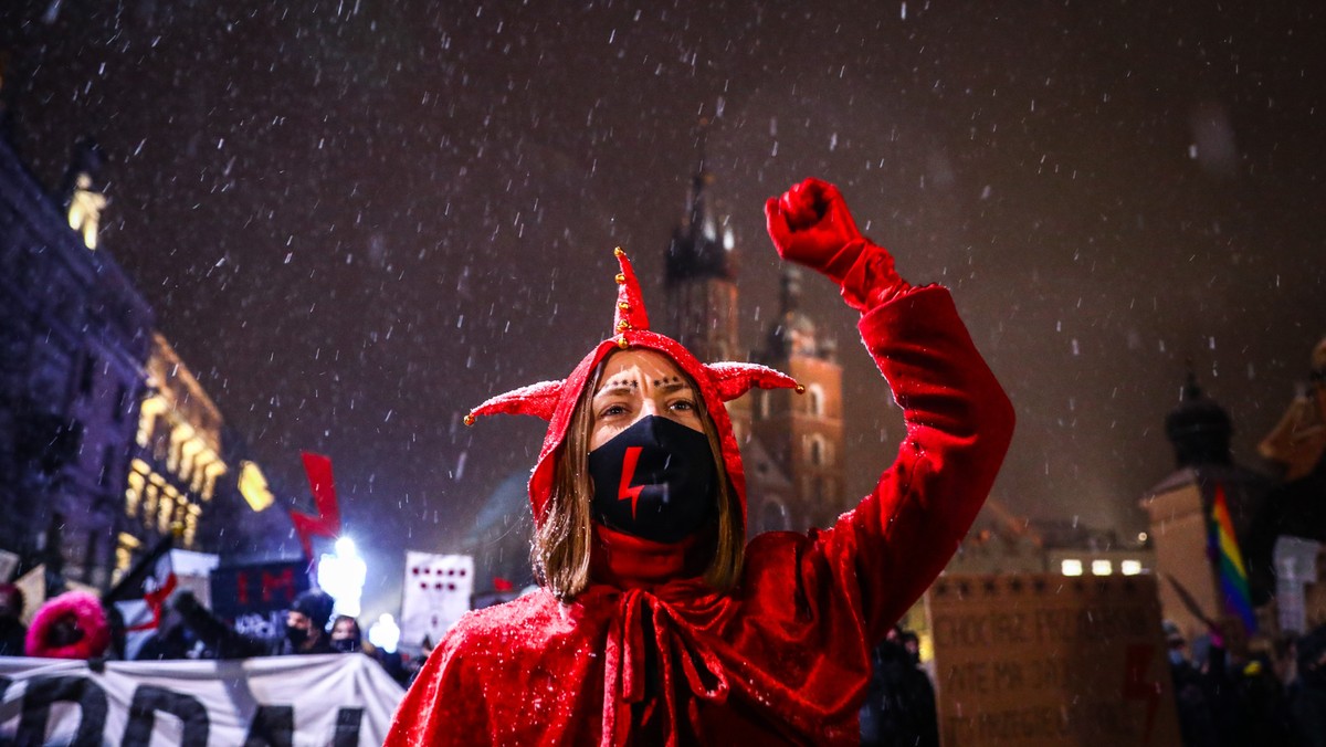 Protest Strajku Kobiet po publikacji wyroku Trybunału Konstytucyjnego podległego PiS, Kraków, styczeń 2021 r.