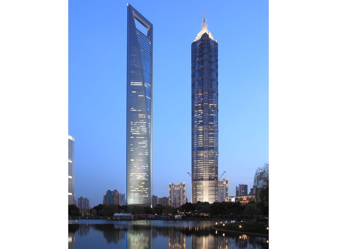 Jin Mao Tower w chińskim Szanghaju - wysokość 421 metry, ukończony w 1998 roku