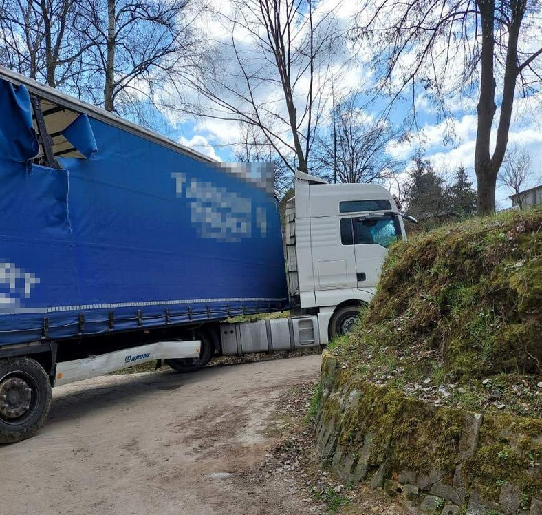 Zaufał nawigacji – uszkodził budynki i zablokował drogę