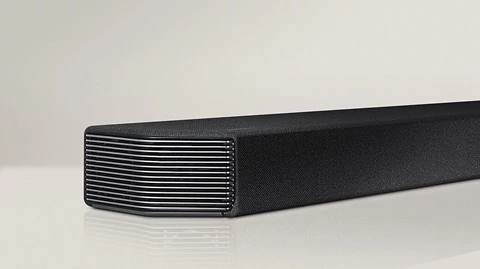 Soundbar Samsung HW-Q950T został wykonany z dbałością o najmniejsze szczegóły. Obok bardzo dobrej jakości systemu audio to również nowoczesna, pasująca do telewizorów QLED stylistyka oraz najlepszej jakości materiały. Subwoofer pokryty jest tkaniną firmy Kvadrat