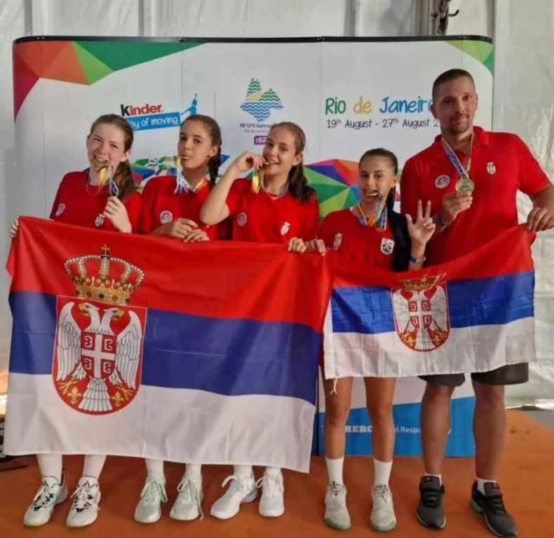 Košarkašice OŠ "Jovan Jovanović Zmaj" iz Sremske Mitrovice