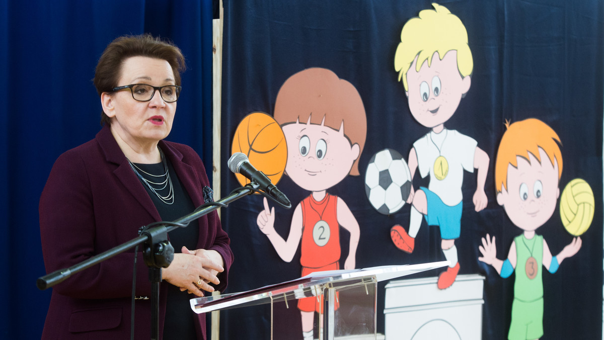 Minister edukacji narodowej Anna Zalewska przeprosiła dziś za sytuację w Sieradzu, kiedy to - podczas wizyty w tamtejszej szkole - limuzyna minister zaparkowała w miejscu zarezerwowanym dla osób niepełnosprawnych.