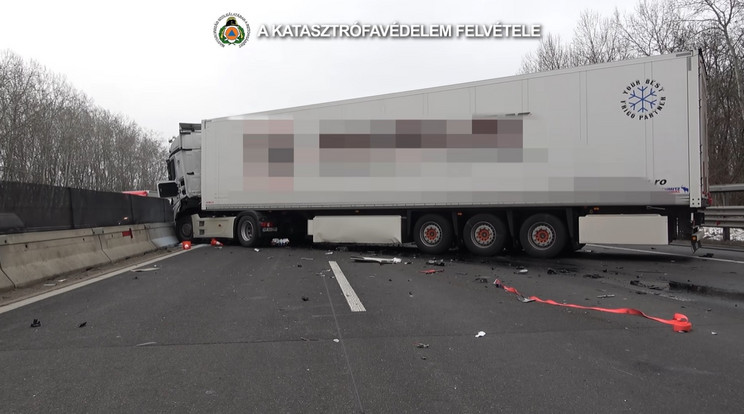 Három kamion ütközött Budapest és Alsónémedi határában, halálos áldozata is van a balesetnek / Fotó: Facebook / BM Országos Katasztrófavédelmi Főigazgatóság