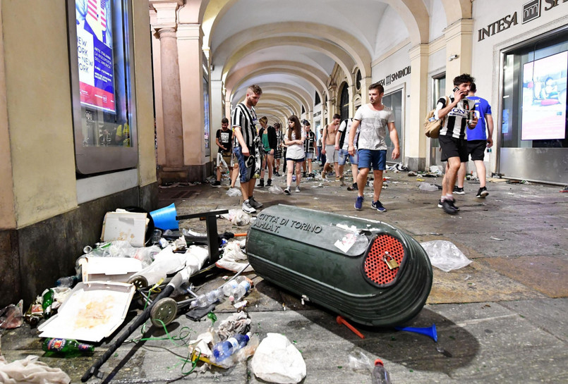 Około 600 osób odniosło obrażenia w sobotę na centralnym placu w Turynie, gdy w strefie kibica zorganizowanej z okazji finału Ligi Mistrzów wybuchła panika