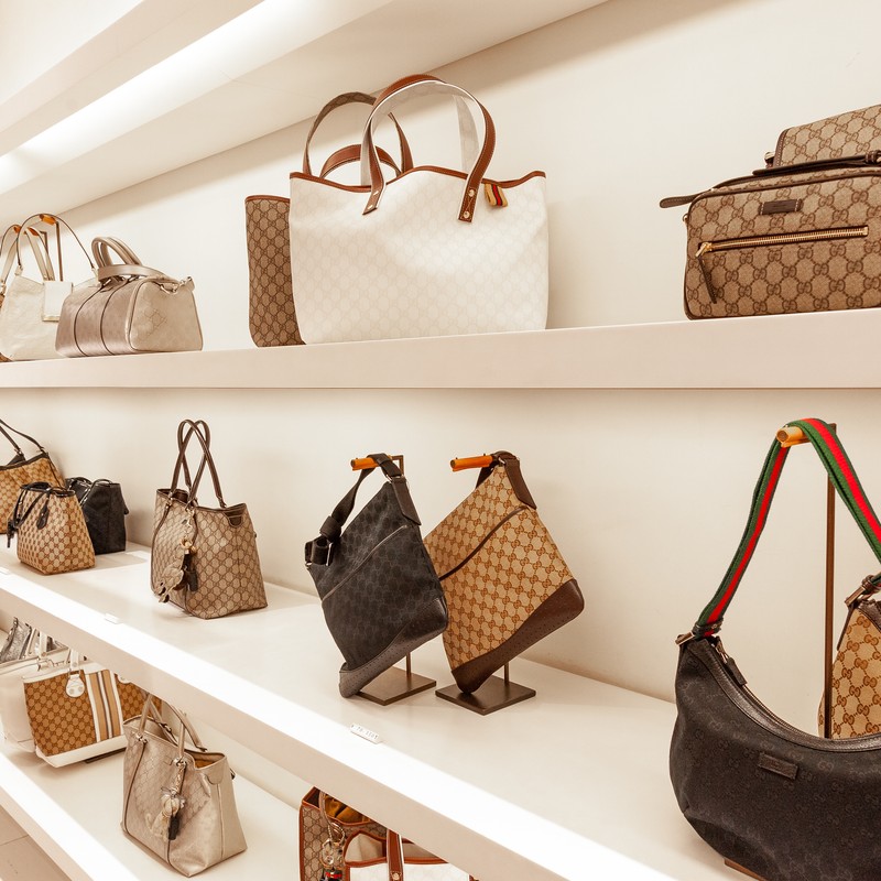 Furla новая коллекция 2023. отдел сумок. сумка store. витрина магазина сумок. сумка store.