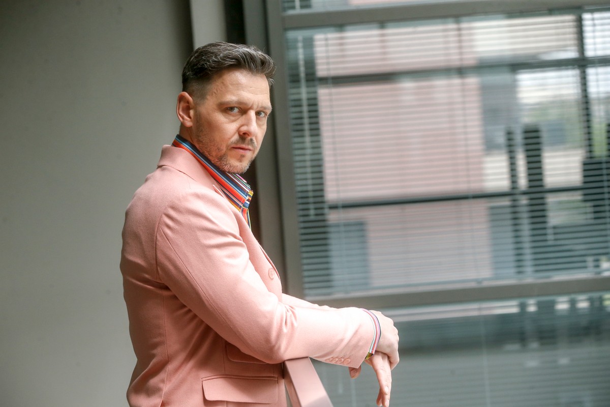 Mateusz Kmiecik w serialu "Prosta sprawa" wciela się w postać gangstera Czachy