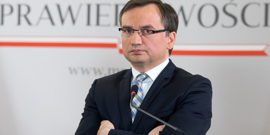 Minister sprawiedliwości i prokurator generalny Zbigniew Ziobro w czwartek w Sejmie wyjaśniał, dlaczego postawiono zarzuty byłym szefom KNF oraz w jaki sposób, według prokuratury, doszło do niedopełnienia obowiązków przez oskarżonych urzędników.