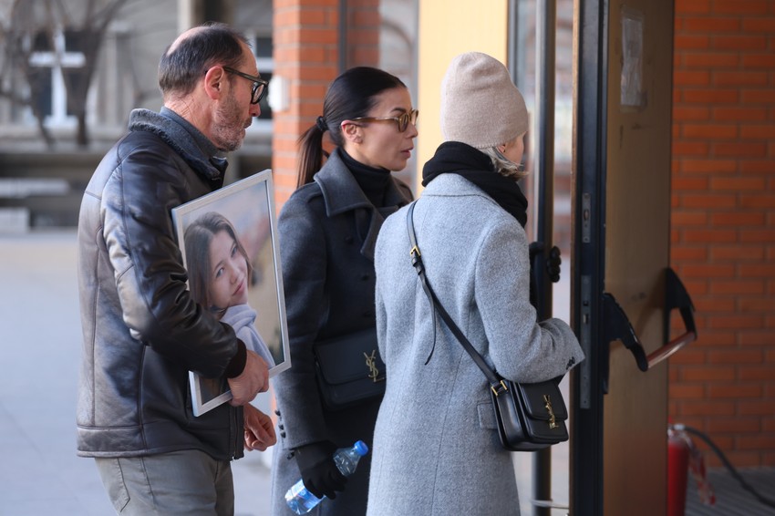 Tata malene Angeline nosi sliku svoje ćerkice