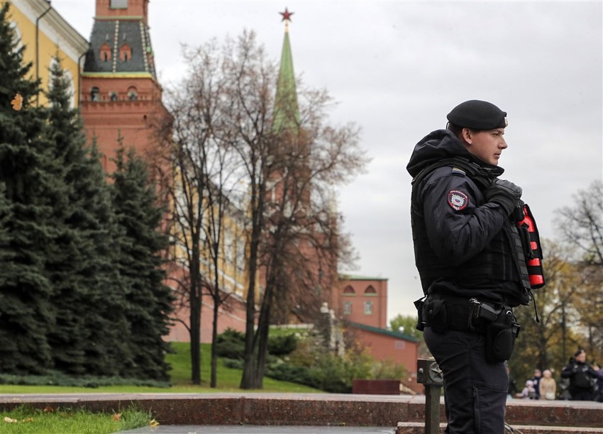 Policajac čuva Aleksandrovu baštu kod Kremlja