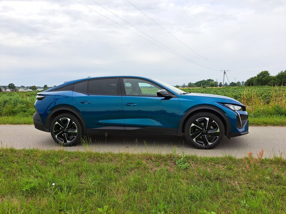 Peugeot 408 ma bardzo ładną sylwetkę o sportowym charakterze. Wyróżnia się w tłumie samochodów, które ostatnio bywają bardzo do siebie podobne.