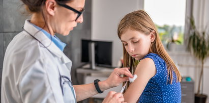 Będą szczepić dzieci przeciw koronawirusowi? "To jedyna szansa"