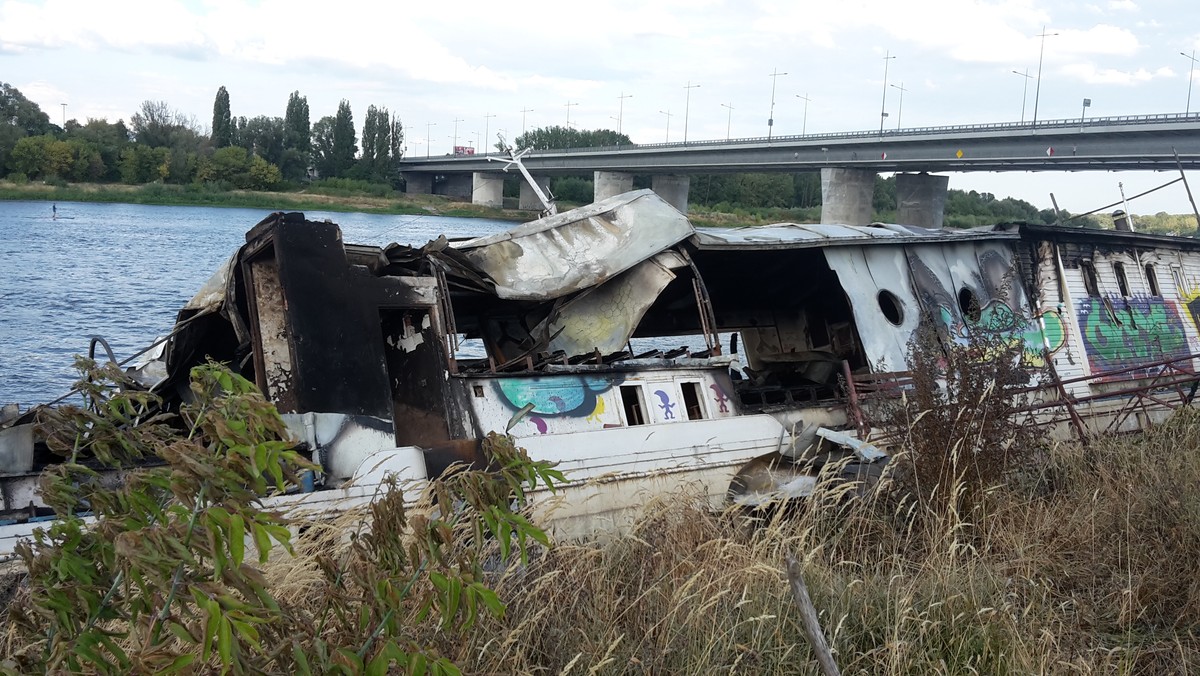 Płomienie sięgały kilku metrów, a gryzący dym dał się we znaki imprezowiczom na bulwarach wiślanych. W sobotnią noc w ogniu stanęła barka przy moście Łazienkowskim, którą - w związku z tym, że od jakiegoś czasu stopniowo zanurza się w wodzie - nazywano "warszawskim Titanicem". Trwa wyjaśnianie przyczyn pożaru, ale wszystko wskazuje na to, że było to podpalenie. - Może ktoś chciał pozbyć się problemu – komentują nieoficjalnie świadkowie i służby.