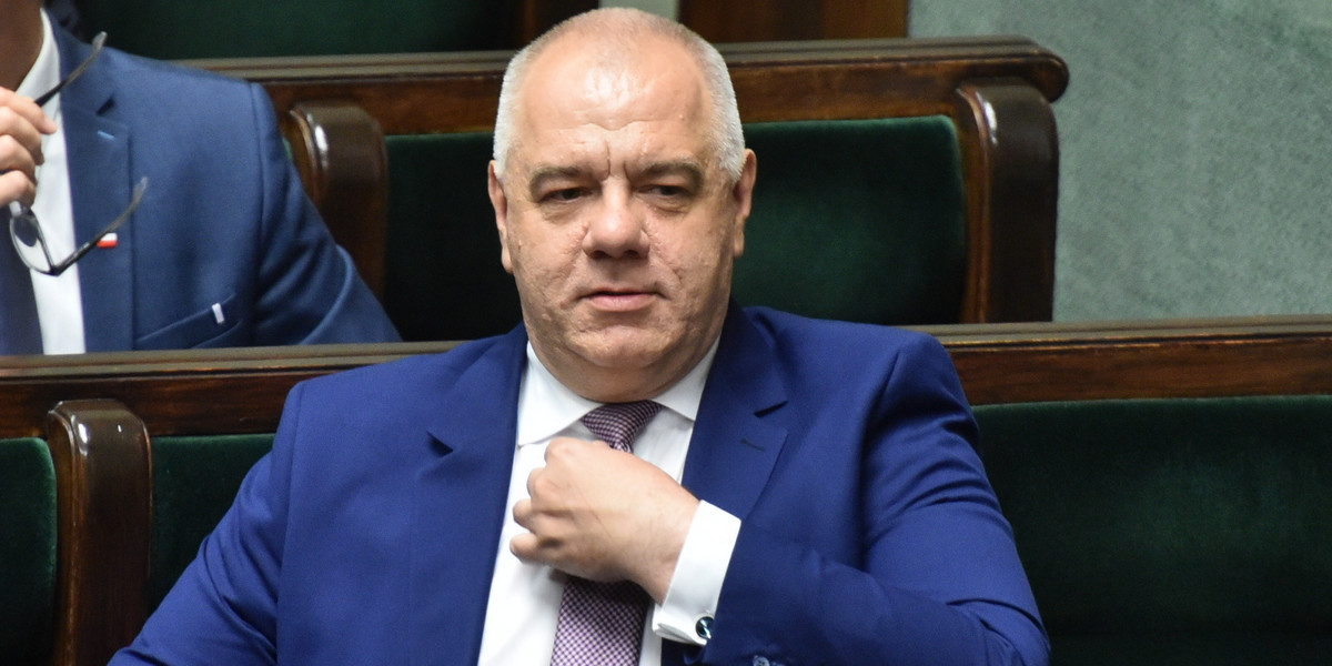 Minister Jacek Sasin odpowiada na zarzuty opozycji o rosnącym eksporcie węgla, w momencie, kiedy są problemu z jego kupnem w krajowych składach i kopalniach.