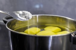 Sekret idealnie ugotowanych ziemniaków. Jedna łyżka dodana do garnka czyni cuda