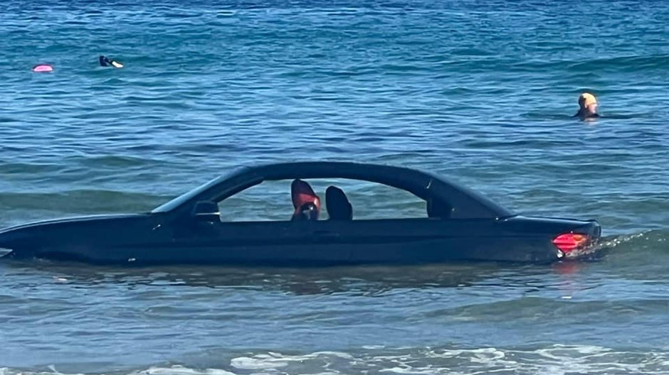 Chciał zaparkować jak najbliżej plaży. Czarne BMW porwały fale