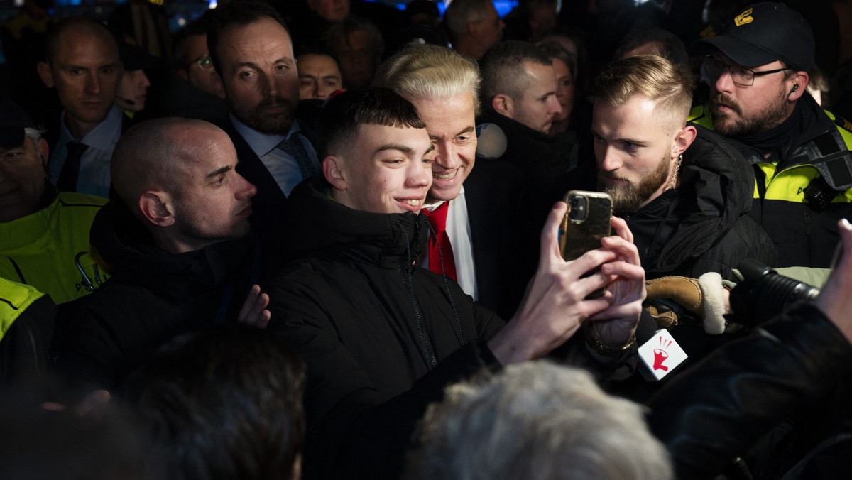 Skrajna prawica rośnie w siłę. Młodych wyborców przyciąga w chytry sposób