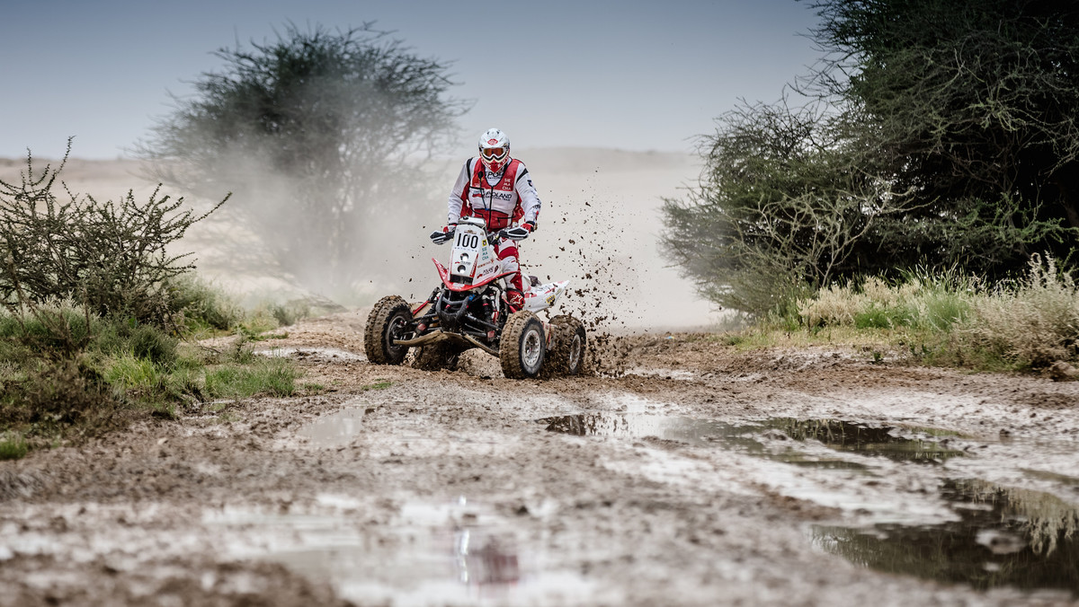 Środowy odcinek specjalny Sealine Cross-Country Rally rozpoczynał się u podnóża białych wydm na południu Kataru. Rafał Sonik zdążył ledwie wjechać na trasę i już musiał stanąć. Na czwartym kilometrze rozbił się jego kolega – hiszpański motocyklista Julian Villarubia. – Od tego momentu potrzebowałem 200 km, żeby ponownie zaufać roadbookowi – mówił na mecie Polak.