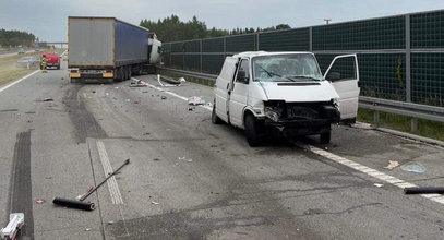 Roztrzaskany bus i droga usłana elementami karoserii. Śmiertelny wypadek na S7