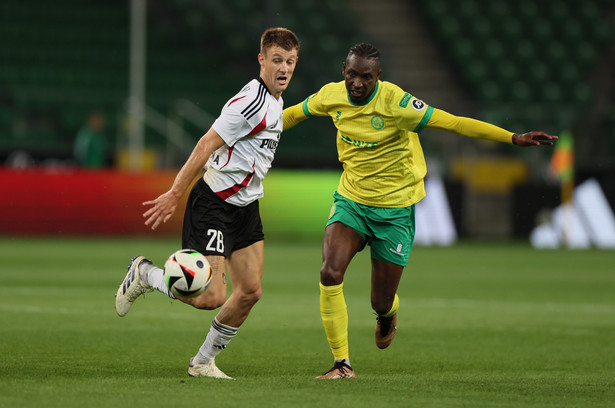 Piłkarz Legii Warszawa Marc Gual (L) i Paulo Mendes (P) z Caernarfon Town FC podczas meczu 2. rundy eliminacji Ligi Konferencji Europy